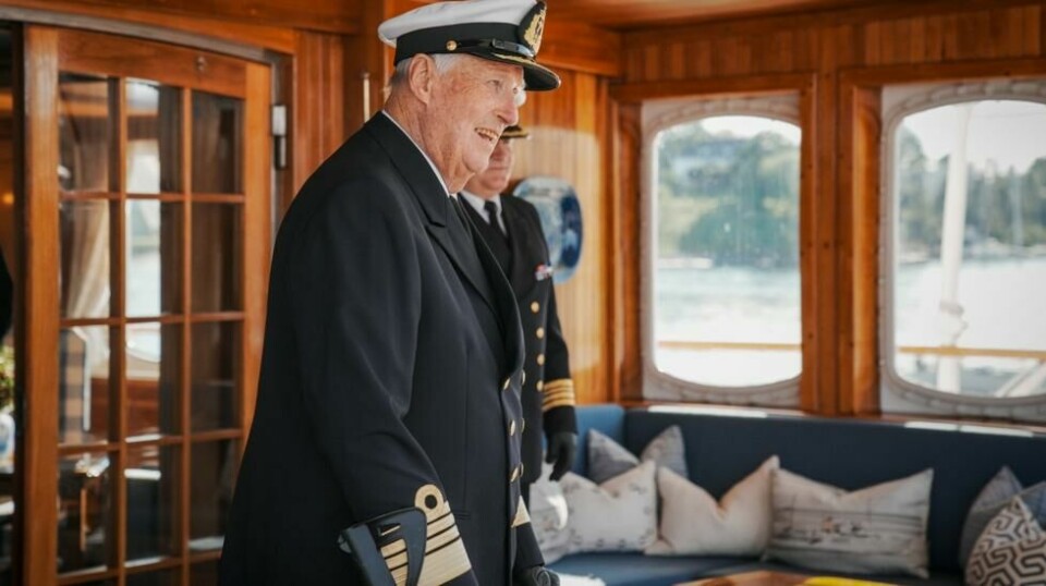 Kong Harald debarkerer kongeskipet Norge sammen med dronning Sonja og kronprins Haakon. Foto: Stian Lysberg Solum / NTB / POOL