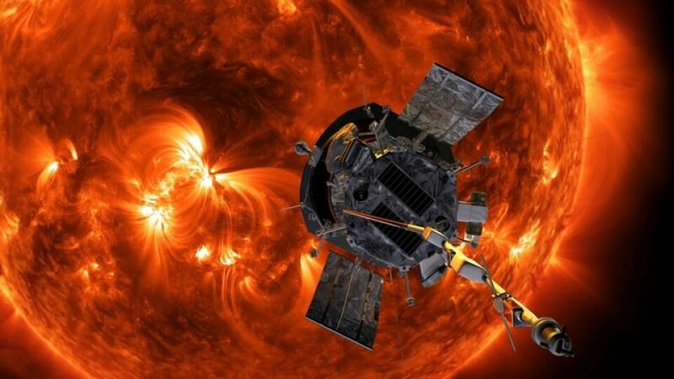 Dette bildet gjort tilgjengelig av Nasa viser en kunstners gjengivelse hvordan det ser ut når Parker Solar Probe nærmer seg sola.
