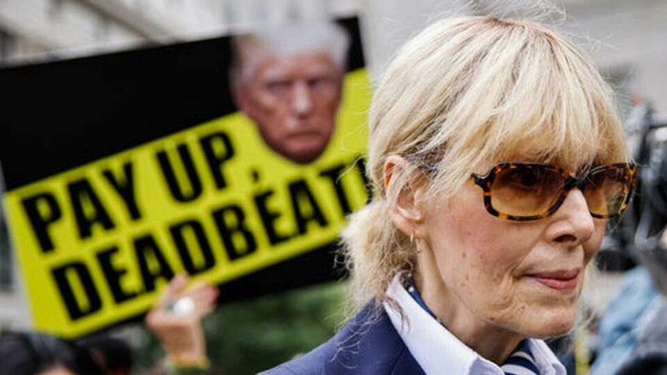 E. Jean Carroll på vei ut av rettsmøtet i ankesaken mot Donald Trump, som i en lavere rettsinstans er dømt til å betale erstatning for seksuelt overgrep og ærekrenkelser. Foto: Eduardo Munoz Alvarez / AP / NTB E. Jean Carroll på vei ut av rettsmøtet i ankesaken mot Donald Trump, som i en lavere rettsinstans er dømt til å betale erstatning for seksuelt overgrep og ærekrenkelser. Foto: Eduardo Munoz Alvarez / AP / NTB