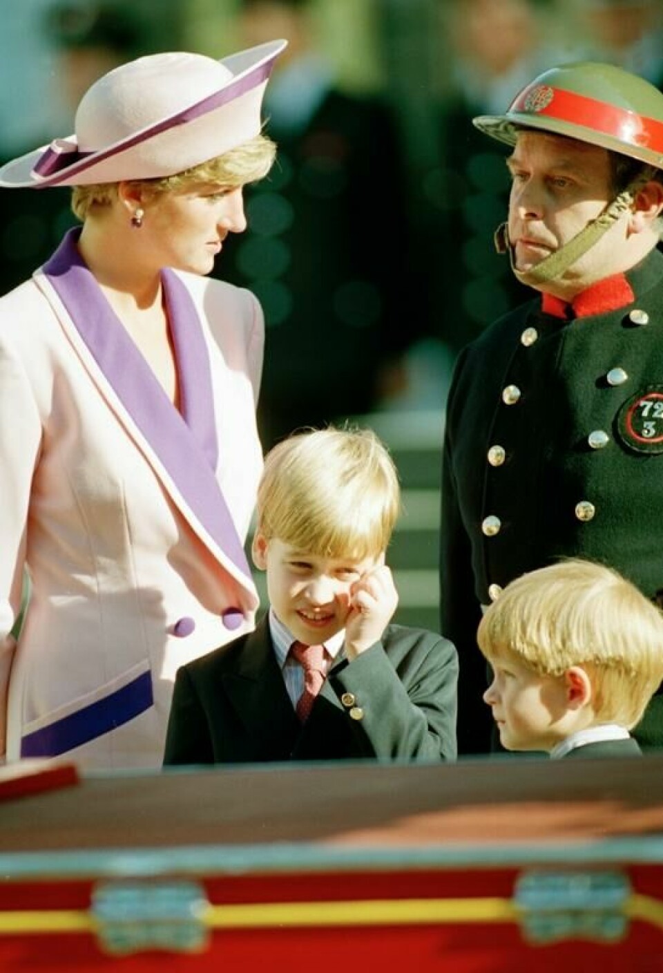 Avdøde prinsesse Diana forteller om prinsebrødrene William og Harrys begeistring for julen i et privat brev fra 1990. Her er prinsessen med sønnene i oktober 1990. Avdøde prinsesse Diana forteller om prinsebrødrene William og Harrys begeistring for julen i et privat brev fra 1990. Her er prinsessen med sønnene i oktober 1990. Foto: Dave Caulkin / AP Photo / NTB
