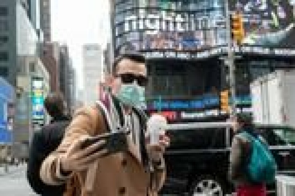 Justin Dalipi fra Albania har på seg ansiktsmaske mot koronasmitte under et besøk i New York. Foto: NTB Scanpix/AP. Justin Dalipi fra Albania har på seg ansiktsmaske mot koronasmitte under et besøk i New York. Foto: NTB Scanpix/AP.