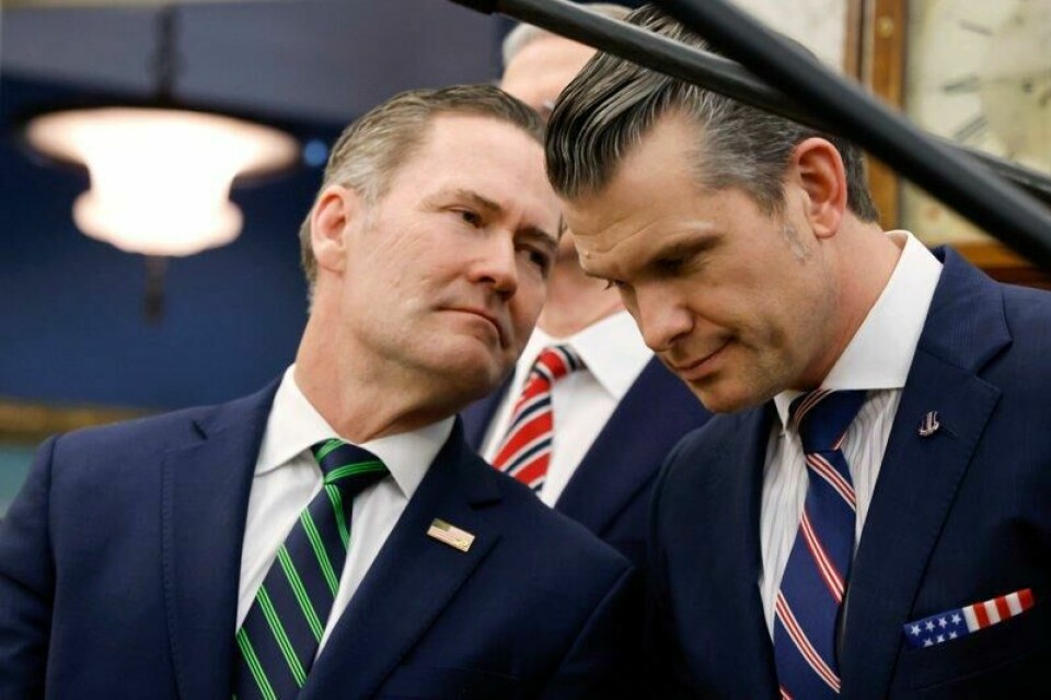 Tyske Der Spiegel skriver om nok et datasikkerhetsproblem for blant andre USAs nasjonale sikkerhetsrådgiver Mike Waltz (til venstre) og forsvarsminister Pete Hegseth. Magasinet fant personopplysninger knyttet til flere amerikanske sikkerhetstopper liggende ute på nettet.