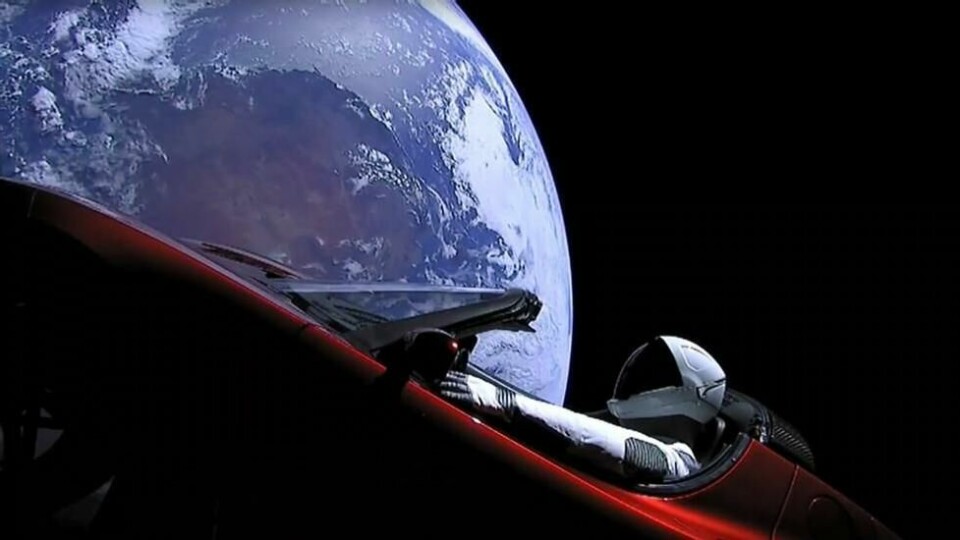 Elon Musk og SpaceX sendte i 2018 opp Musks egen Roadster fra 2010 til verdensrommet, med «Starman» bak rattet. Bilen går i bane rundt solen. Elon Musk og SpaceX sendte i 2018 opp Musks egen Roadster fra 2010 til verdensrommet, med «Starman» bak rattet. Bilen går i bane rundt solen. Foto: Space X / NTB