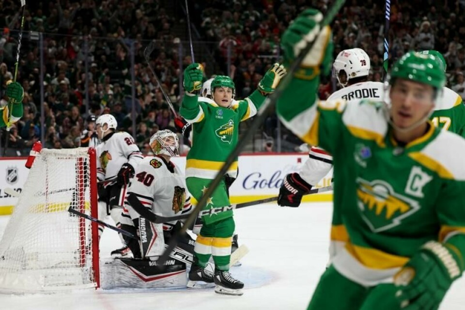 Minnesota Wild-spillerne jubler etter scoring mot Chicago Blackhawks i mandagens NHL-oppgjør. Minnesota vant kampen 4-3.