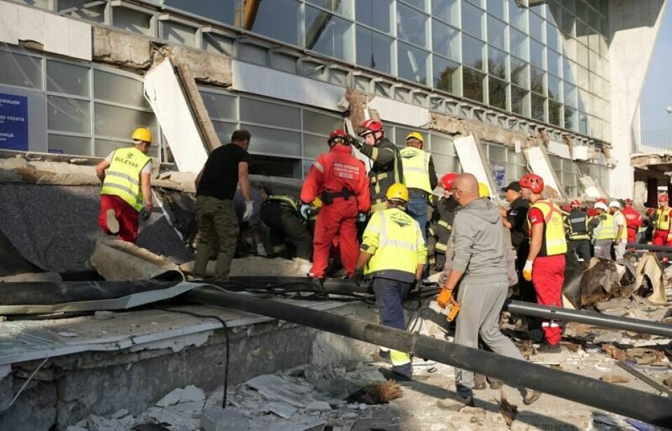 15 mennesker mistet livet da et betongtak på togstasjonen i Novi Sad i Serbia kollapset 1. november. Nå er det tatt ut tiltale mot blant annet en tidligere minister. Arkivfoto: Serbias innenriksdepartement via AP / NTB