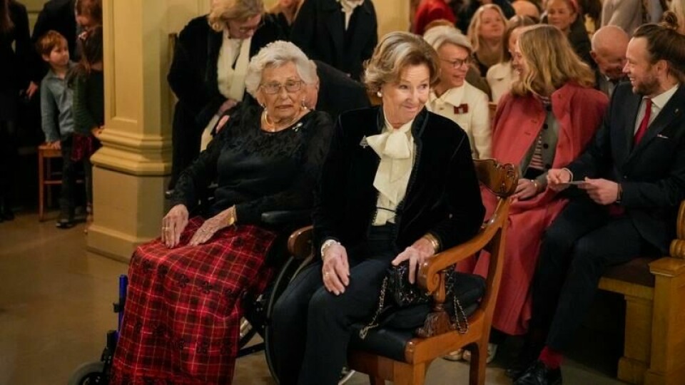Prinsesse Astrid (t.v.) og dronning Sonja til stede under julekonserten med Sølvguttene i Slottskapellet i Oslo lørdag.