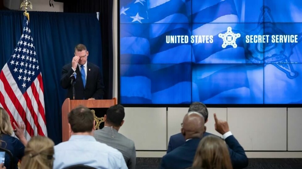 Fungerende Secret Service-sjef Ronald Rowe jr. snakker med journalister i Washington. En Secret Service-agent etterforskes for seksuelt krenkende atferd mot en ansatt i staben til visepresident og presidentkandidat Kamala Harris. Sikkerhetstjenesten er allerede satt under press etter attentatet mot Harris' motkandidat Donald Trump i sommer. Foto: Ben Curtis / Pool via AP / NTB