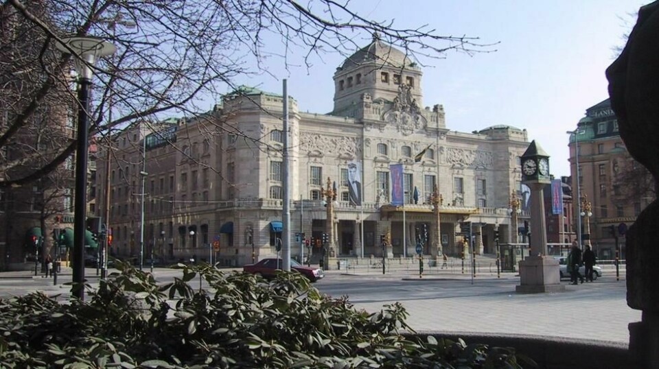 Nasjonalteateret i Sverige, Dramaten, har avlyst en forestilling etter grove detaljer om mishandling fra en skuespiller kom frem i ny dokumentar.