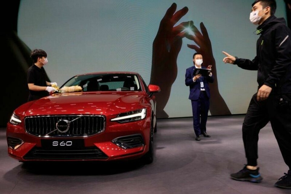 En Volvo S60 stilles ut på en bilmesse i Shanghai i 2021. Flere Volvo-biler tilbakekalles på grunn av brannfare. Arkivfoto: Ng Han Guan / AP / NTB