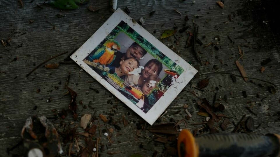 Et bilde av en familie ble funnet på eiendommen til en kanadisk familie som befant seg i feriehjemmet sitt i Florida da orkanen traff. Et bilde av en familie ble funnet på eiendommen til en kanadisk familie som befant seg i feriehjemmet sitt i Florida da orkanen traff. Foto: Rebecca Blackwell / AP/NTB