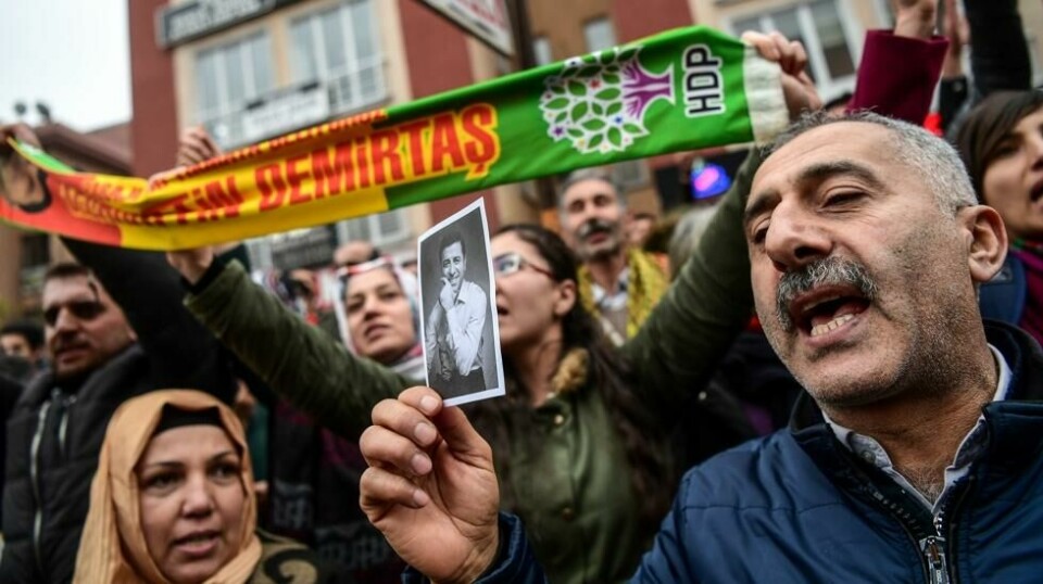 OFFER FOR ERDOGAN: Store folkemasser demonstrerte forgjeves utenfor rettslokalet i Istanbul 12. januar, da HDP-lederen Selahattin Demirtas.