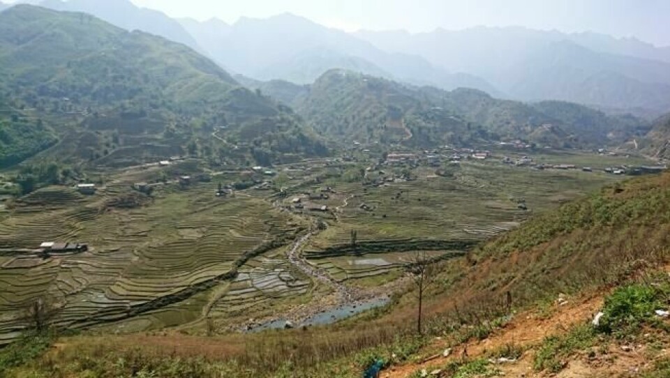 Vi tar et siste stopp på motorsyklene for å nyte synet av dalen og landsbyen Lao Cai. Vi tar et siste stopp på motorsyklene for å nyte synet av dalen og landsbyen Lao Cai. Foto: Elisabeth Bergskaug/ABC Nyheter