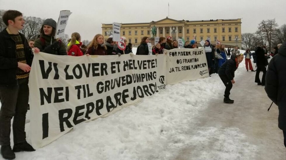 Natur og Ungdom var blant de som demonstrerte mot næringsdepartementets tillatelsen til gruvedumping i Repparfjorden. Aksjonen foregikk på Slottsplassen fredag formiddag. Foto: Per Lønning