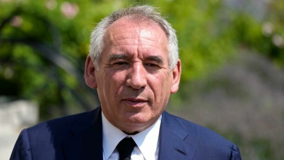 Den franske sentrumspolitikeren François Bayrou blir statsminister. Han leder sitt eget parti, men inngikk for flere år siden et samarbeid med partiet til president Emmanuel Macron.