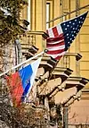 Et russisk flagg like ved den amerikanske ambassaden i Moskva 22. oktober. Illustrasjonsfoto: NTB Scanpix/AFP.