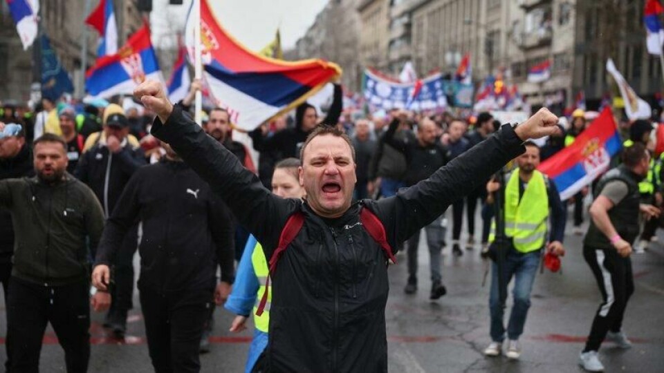 Demonstranter roper slagord mot president Aleksandar Vucic og hans regjering i Beograd.