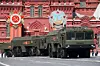 Kjøretøy for oppskytning av russiske kortdistansemissiler av typen Iskander under en militærparade på den røde plass i Moskva i 2015. NTB Scanpix/AP. Foto: Alexander Zemlianichenko / AP