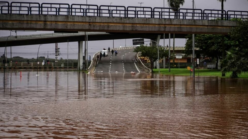 En motorvei i Porto Alegre i delstaten Rio Grande do Sul er helt oversvømt etter den verste flommen på over 80 år. Foto: Carlos Macedo / AP / NTB