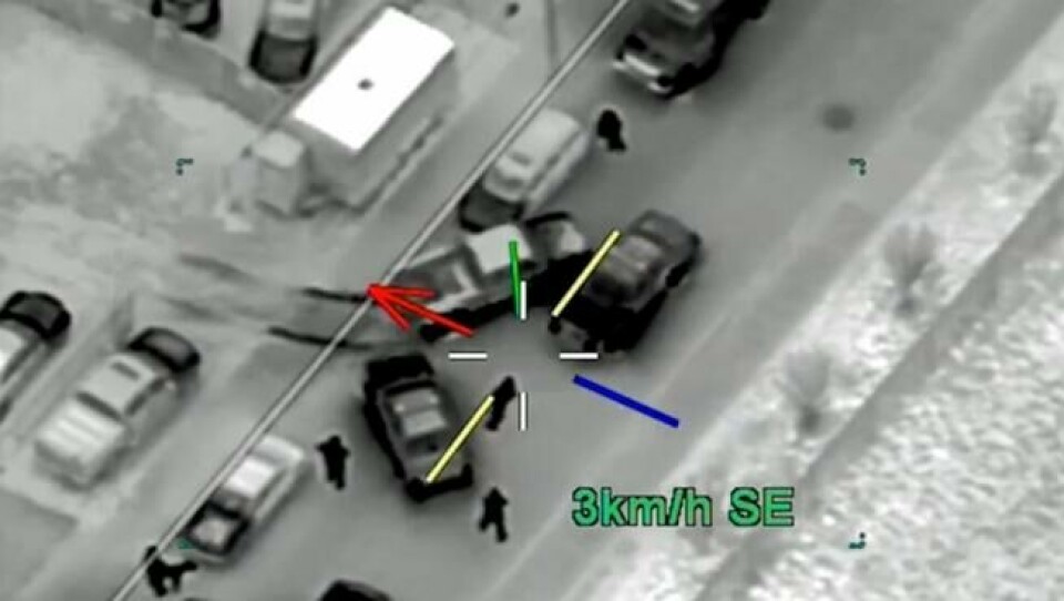 Bilen i midten er stjålet, og sjåføren på vei til å kjøre forbi en veisperring. Foto: Calgary Police Service Bilen i midten er stjålet, og sjåføren på vei til å kjøre forbi en veisperring. Foto: Calgary Police Service