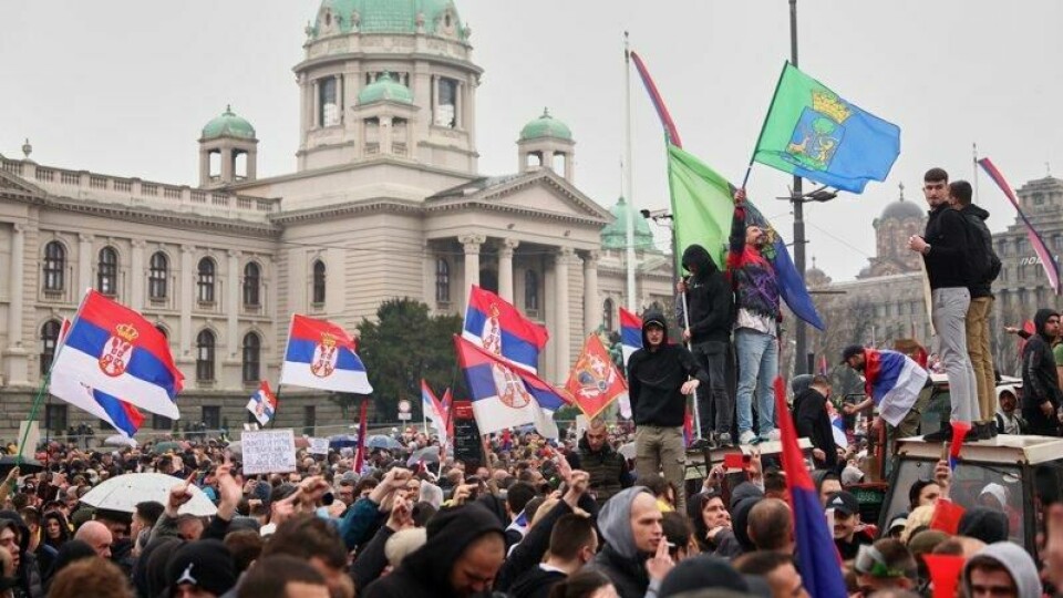 Demonstranter ved parlamentsbygningen i Beograd i det som kan bli den største regjeringskritiske demonstrasjonen i Serbias historie. Demonstranter ved parlamentsbygningen i Beograd i det som kan bli den største regjeringskritiske demonstrasjonen i Serbias historie. Foto: Armin Durgut / AP / NTB