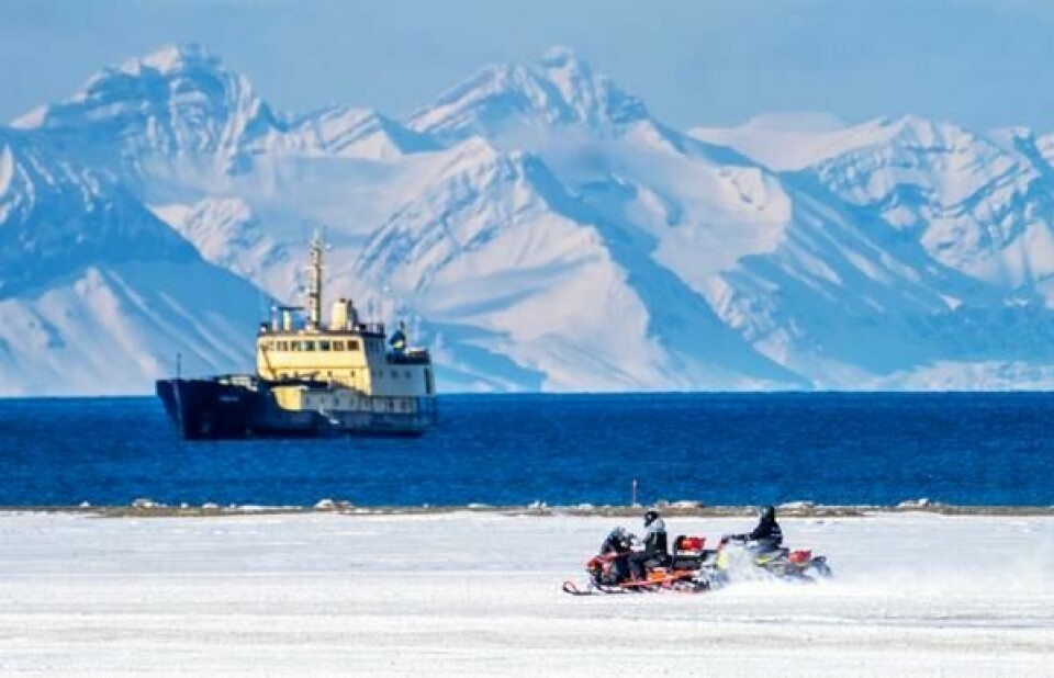 KrF-leder Dag-Inge Ulstein mener Norge bør øke den militære tilstedeværelsen på Svalbard. Bildet er fra 2022 og er tatt utenfor Longyearbyen på Svalbard.
