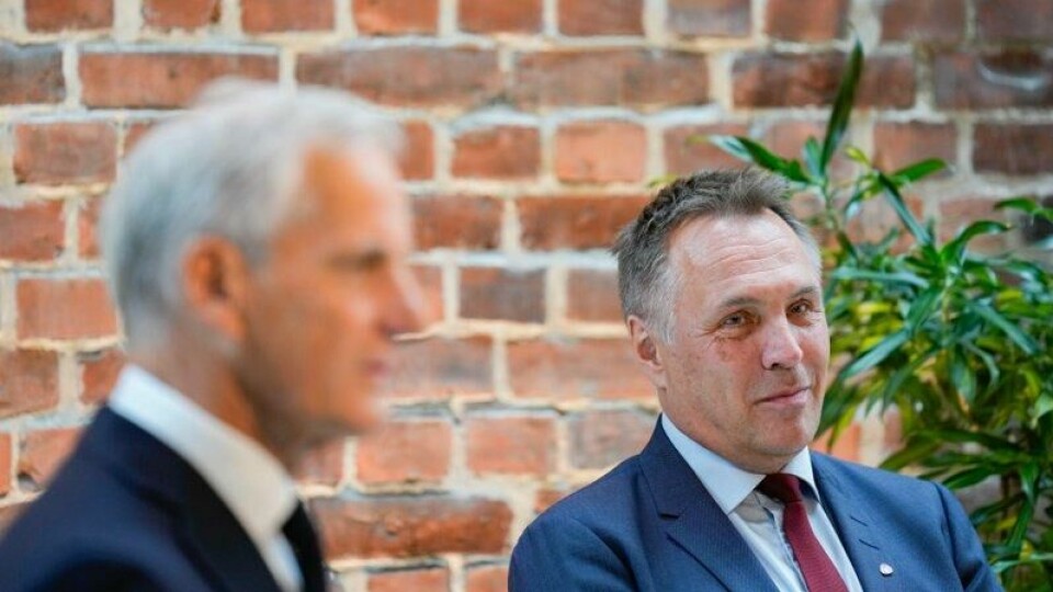 Forsvarsminister Tore O. Sandvik, her sammen med statsminister Jonas Gahr Støre, støtter seg på at det er laget en god «Langtidsplan for forsvarssektoren». Det er skremmende defensivt, mener ABC Nyheters David Stenerud.