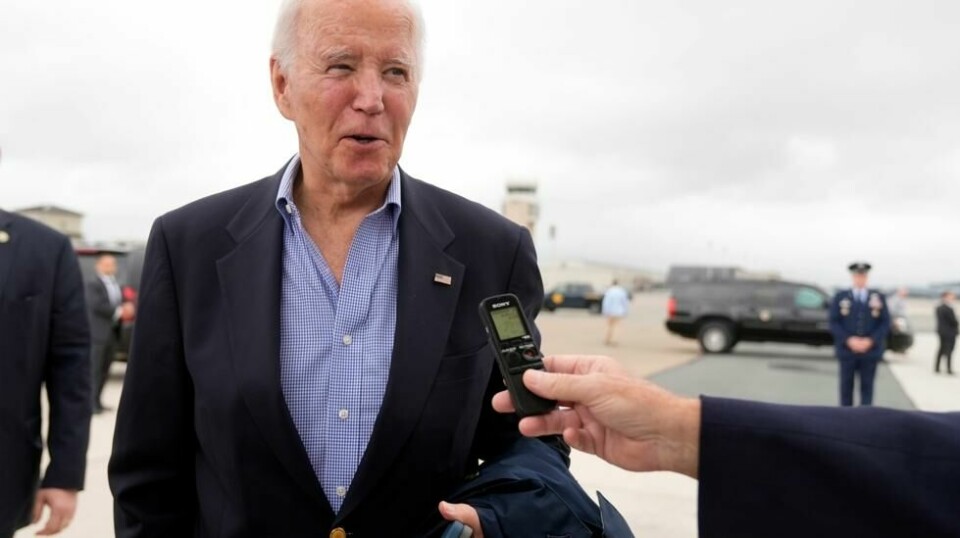 President Joe Biden tok spørsmål fra journalister før han gikk om bord i Air Force One for å fly hjem fra Delaware til Washington søndag. Foto: AP Photo/Manuel Balce Ceneta/NTB