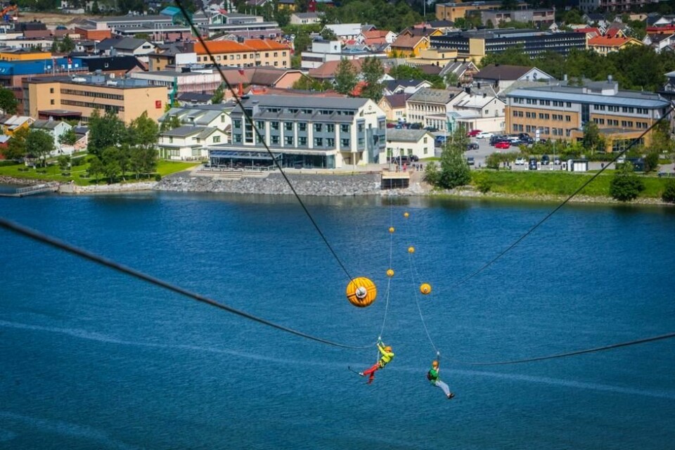 Zipline fra Øyfjellet, over Vefsna til Fru Haugans Hotel er en av de nyere attraksjonene for Fru Haugans Hotel. Zipline fra Øyfjellet, over Vefsna til Fru Haugans Hotel er en av de nyere attraksjonene for Fru Haugans Hotel. Foto: Hans Petter Sørensen