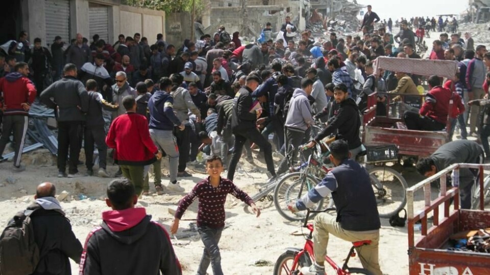 Palestinere forsøker å skaffe seg sårt tiltrengt nødhjelp som er sluppet av amerikanske fly over Gaza by. EUs utenrikssjef Josep Borrell sa tirsdag at sult brukes som våpen i krigen. Foto: Mahmoud Essa / AP / NTB