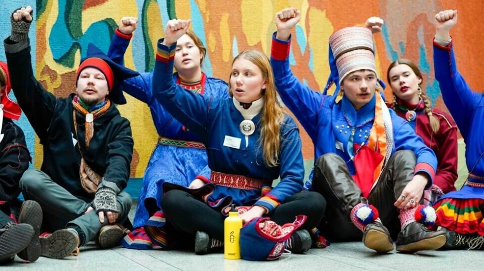 Talspersonen for Fosen-aksjonen Ella Marie Hætta Isaksen var blant demonstrantene inne på Stortinget. 11. oktober i fjor. Da var det 2 år siden Fosen-dommen falt og den norske Høyesterett slo fast at vindturbinene på Fosen strider med urfolks rettigheter og menneskerettighetene. Foto: Håkon Mosvold Larsen / NTB