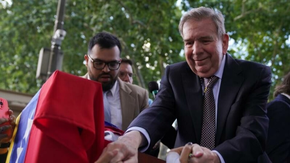 Venezuelas opposisjonsleder Edmundo González Urrutia sier svigersønnen er blitt bortført i Caracas.