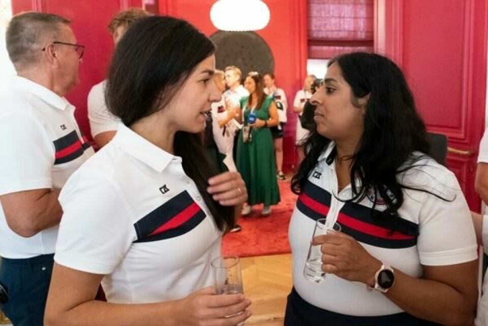Idrettspresident Zaineb Al-Samarai (t.v.) i samtale med kultur- og likestillingsminister Lubna Jaffery i forbindelse med Paralympics i Paris i august.