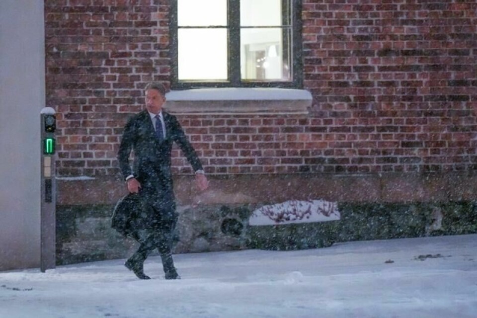 Energiminister Terje Aasland på vei ut etter regjeringskonferansen på Statsministerens kontor torsdag.