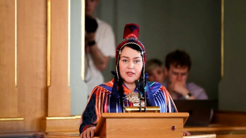 – Staten ønsker å vise at den har lært, men forandrer ikke sin fremferd, sier sametingspresident Silje Karine Muotka i sin nyttårstale. Her er hun på talerstolen i lagtingssalen på Stortinget under overleveringen av Sannhetskommisjonens rapport i juni. Foto: Hanna Johre / NTB
