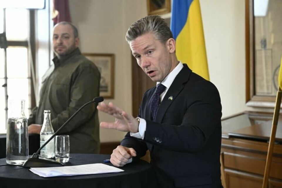 Sveriges forsvarsminister Pål Jonson lovte milliardstøtte til ukrainsk produksjon av droner og raketter da han fredag holdt et pressemøte sammen med sin ukrainske kollega Rustem Umerov på Karlberg slott.