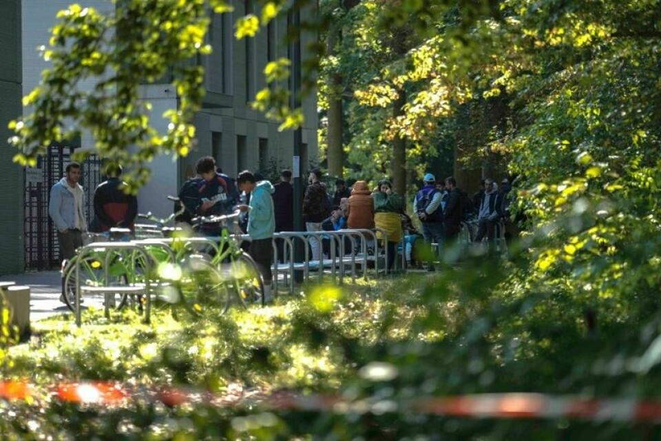 Folk fra hele verden står i kø foran et kontor for asylsøkere i Berlin i Tyskland i 2023. Arkivfoto: Markus Schreiber / AP / NTB