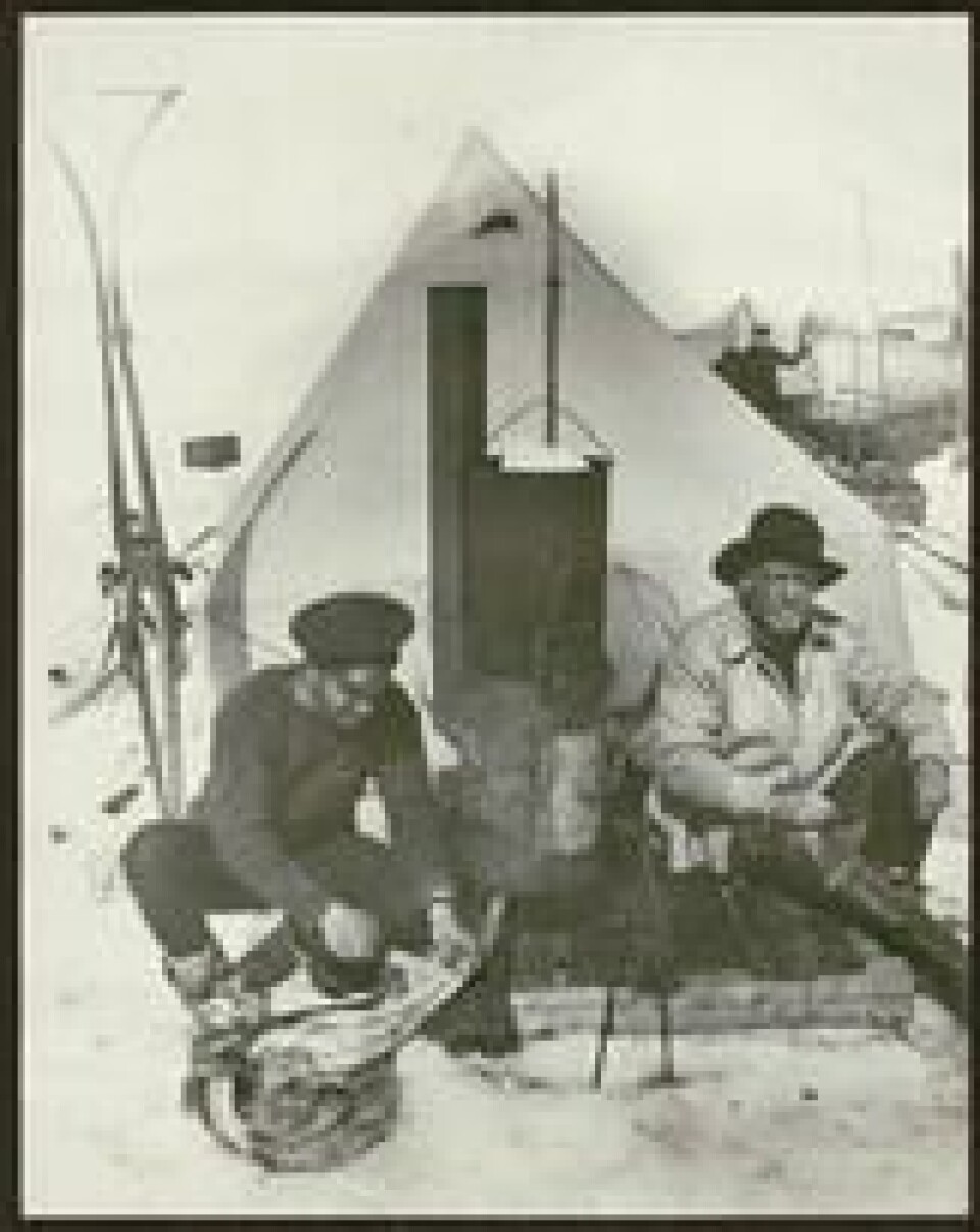 Ernest Shackleton (th) og fotografen Frank Hurley ved leiren på isen. Ernest Shackleton (th) og fotografen Frank Hurley ved leiren på isen. Foto: Frank Hurley / Shackleton Expedition photographs/ State Library New South Wales