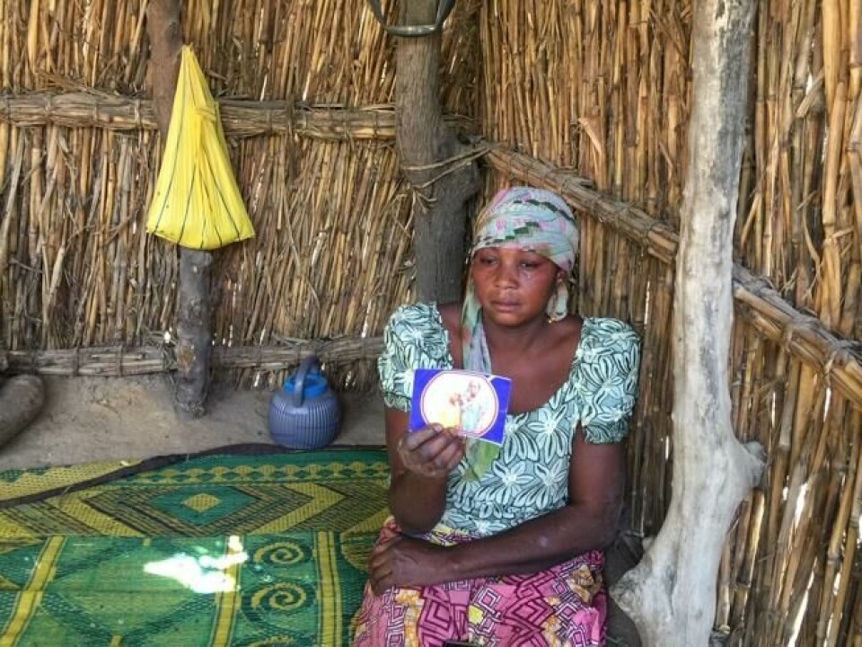 Moren til en av de kidnappede jentene, med et foto av datteren. Scanpix/Reuters. Moren til en av de kidnappede jentene, med et foto av datteren. Scanpix/Reuters.