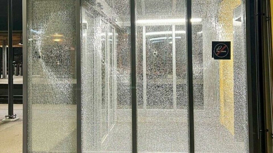 Det ble gjort store skader på en rekke glassvegger på Skøyen.