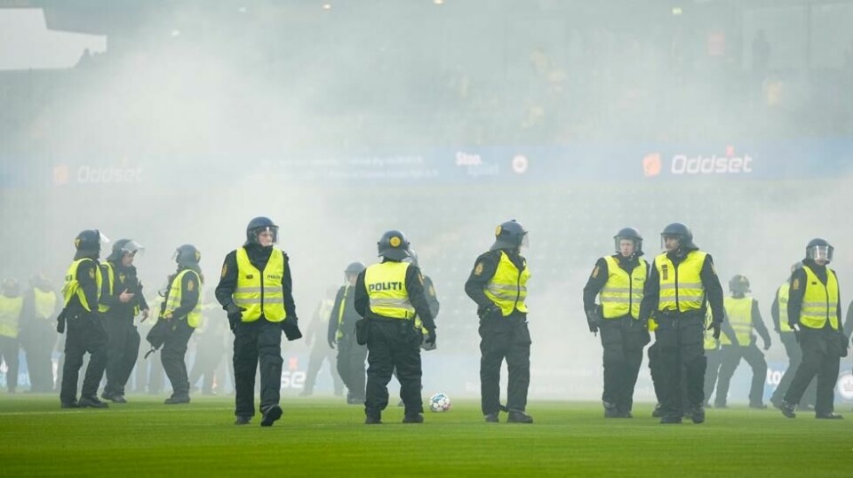 Supportere skal ha kastet bluss mot hverandres supportere før superligakampen mellom Brøndby og FC København på Brøndby Stadion. Foto: Mads Claus Rasmussen/Ritzau Scanpix / NTB