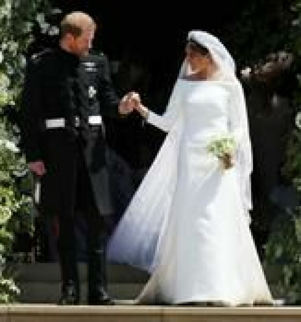 Hertugen og hertuginnen av Sussex på vei ned trappene på St George's Chapel på Windsor Castle. Foto: AP/Jane Barlow Hertugen og hertuginnen av Sussex på vei ned trappene på St George's Chapel på Windsor Castle. Foto: AP/Jane Barlow