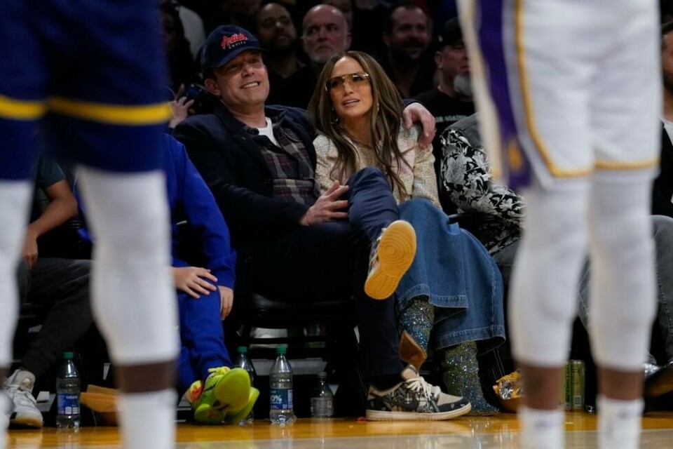 Ben Affleck og Jennifer Lopez i en av sine sjeldne offentlige opptredener sammen i 2024, i en basketballkamp mellom Golden State Warriors og the Los Angeles Lakers i Los Angeles, i mars. Ben Affleck og Jennifer Lopez i en av sine sjeldne offentlige opptredener sammen i 2024, i en basketballkamp mellom Golden State Warriors og the Los Angeles Lakers i Los Angeles, i mars. Foto: Ashley Landis / AP