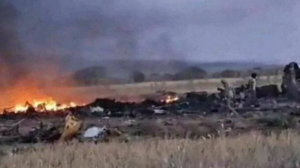 I opptaket vises ID-dokumenter som ble funnet fra ulykkesstedet, blant annet et russisk pass som skal ha tilhørt en av pilotene. (Skjermdump fra Sudan War Monitor)