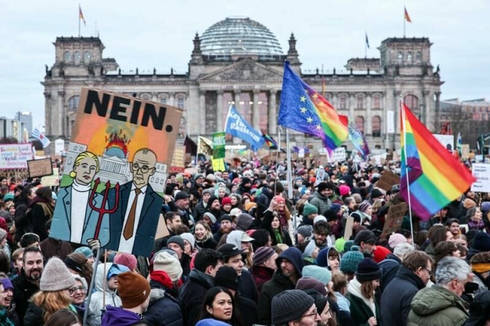 Demonstranter møtte opp utenfor forbundsdagen.
