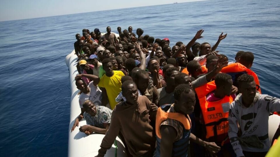Migranter og flyktninger venter på å få redningsvester fra den spanske bistandsorganisasjonen Proactiva Open Arms. Middelhavet 15. juni 2017.