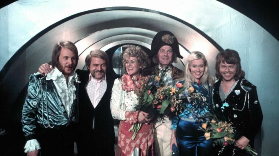 ABBA etter Eurovision-seieren i 1974 med «Waterloo», her avbildet seierskvelden sammen med Stikkan Andersson som «Napoleon».