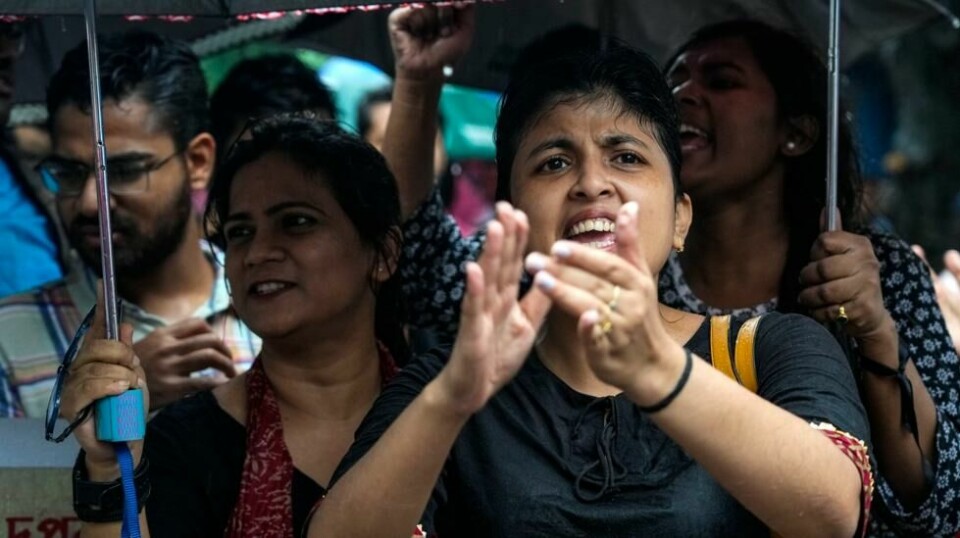 Medlemmer av legeforeningen West Bengal Junior Doctors' Front og sykepleierstudenter viser sin protest mot at kvinnelige leger ikke kan føle seg trygge på sykehusene der de jobber. I forrige uke ble en kvinnelig lege voldtatt og drept på et statlig sykehus i hovedstaden Kolkata i den indiske delstaten Vest-Bengal. Foto: Bikas Das / AP / NTB