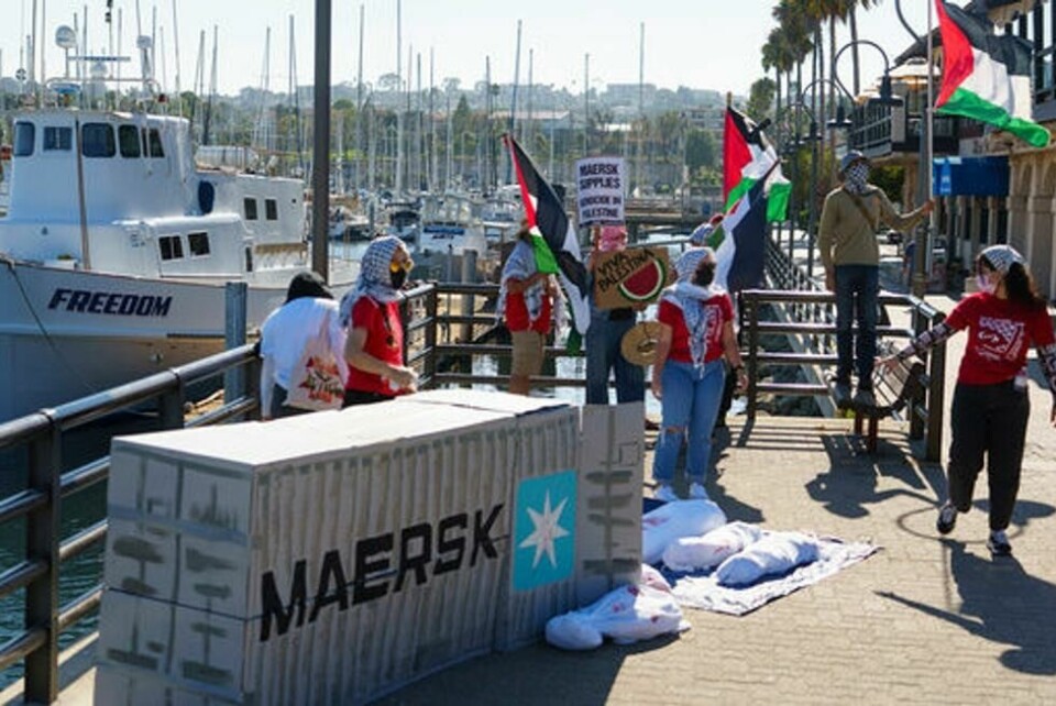 Amerikanske Palestina-aktivister i Los Angeles demonstrerte i august mot det danske rederiet Maersk med krav om at det stanser samarbeidet med Israel. Foto: AP /NTB Amerikanske Palestina-aktivister i Los Angeles demonstrerte i august mot det danske rederiet Maersk med krav om at det stanser samarbeidet med Israel. Foto: AP /NTB