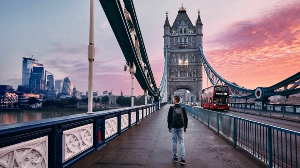 London lokker med fargerik soloppgang på Tower Bridge.