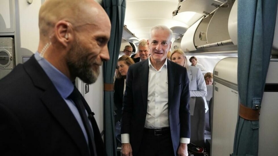 Statsminister Jonas Gahr Støre (Ap) på vei ut av flyet for å delta på nordisk toppmøte i Stockholm, der også Ukrainas president Volodymyr Zelenskyj kommer. Det er Sveriges statsminister Ulf Kristersson som er vertskap for toppmøtet, der Finlands president og regjeringssjefene i Danmark og Island deltar. Foto: Ole Berg Rusten / NTB